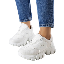 Hvide sneakers på en massiv Inez-sål