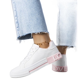 Hvide og lyserøde sneakers dekoreret med Nora-indskriften