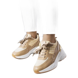 Beige sneakers dekoreret med Lora-monogrammet
