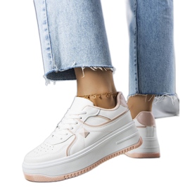 Hvide og lyserøde sneakers på Lepage platformen