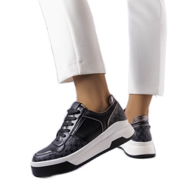 Sorte sneakers dekoreret med Grandbois monogram