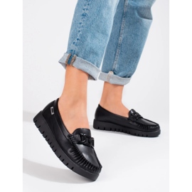 Sorte dame loafers på platformen