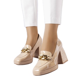 Beige pumps i patentlæder fra Vinceza