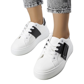 Hvide sneakers dekoreret med et sort Toni-spænde