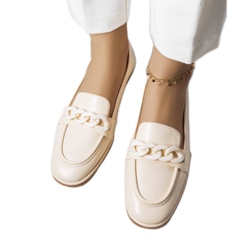 Beige loafers dekoreret med en Bobbie-kæde