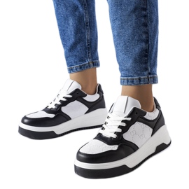 Sorte sneakers dekoreret med Paré-prægning