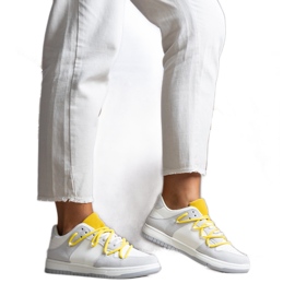 Grå sneakers med gule snørebånd fra Aucoin