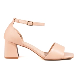 Klassiske beige sandaler med lav hæl fra Shelovet