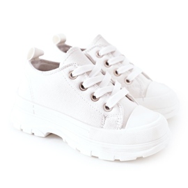 Børnesneakers på den hvide platform