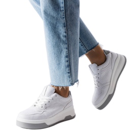 Hvide sneakers dekoreret med Pare-prægning