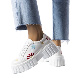 Hvide brogues dekoreret med Gemini blomster