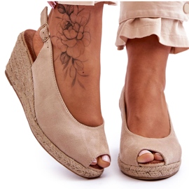 Elsie Beige kile-sandaler i ruskind brun