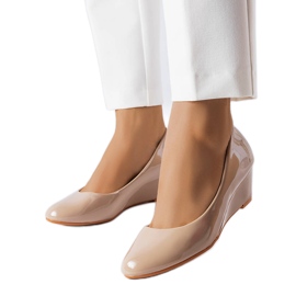 Beige lakerede kilepumper fra Casgra