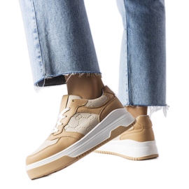 Beige sneakers dekoreret med Paré-prægning