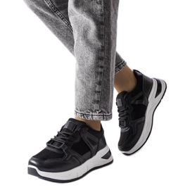 Sorte sneakers lavet af kombinerede materialer fra Caya