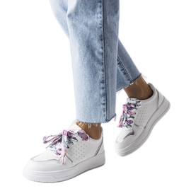 Hvide sneakers bundet med Pryor-bånd