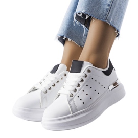 Hvide sneakers med farvet Chalut-perforering