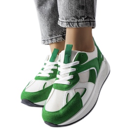 Grønne sneakers lavet af blandede materialer fra Riel