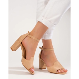 Beige sandaler til kvinder på stolpen fra W. Potocki