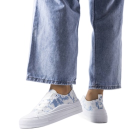 Hvide sneakers med blå accent fra Blais