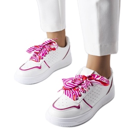 Hvide sneakers bundet med Pryor-bånd