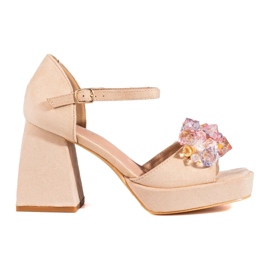 Beige sandaler med nitter fra Shelovet