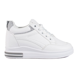 Hvide sneakers med skjult kile fra Shelovet