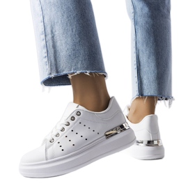 Hvide sneakers med farvet Chalut-perforering