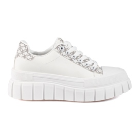 Hvide damesneakers på en tyk Shelovet platform