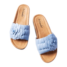 Blå sandaler dekoreret med en blomst fra Desaulniers