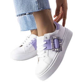 Hvide sneakers dekoreret med et lilla Ike-spænde