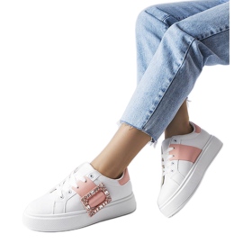 Hvide sneakers dekoreret med et lyserødt Ike-spænde