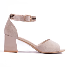 Beige damesandaler med lav hæl fra Shelovet