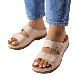 Sandaler med lav kile i beige