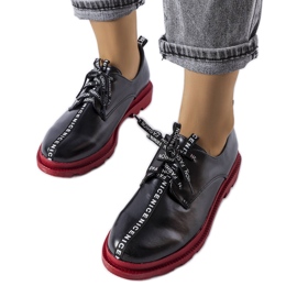 Sorte brogues med kontrastsål fra Hanifan