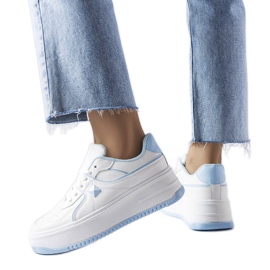 Hvide og blå sneakers på Lepage platformen