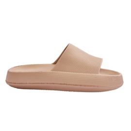 Moderigtige lette sandaler på en beige rebel massiv sål