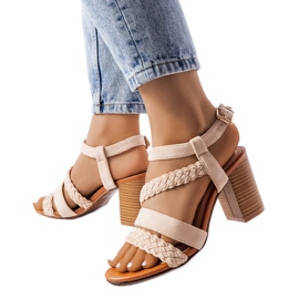 Beige sandaler med flettede stropper fra Octave
