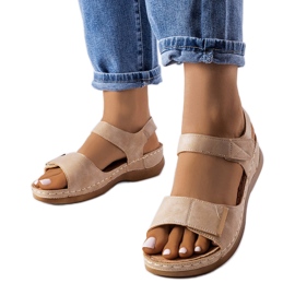 Beige sandaler med lav kile fra Vallis