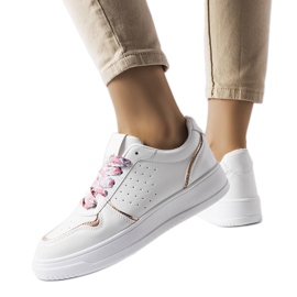 Hvide sneakers bundet med Pryor-bånd