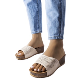 Beige gennembrudte kilesandaler fra Bourque