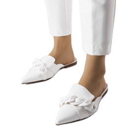 Hvide elegante sandaler med kæde fra Patenaude
