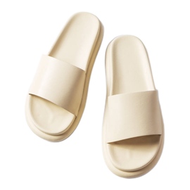 Beige hjemmesko på platformen