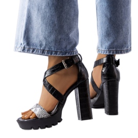Hvide sandaler med slangeprint fra Trépanier