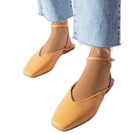 Beige sandaler med lukket tå