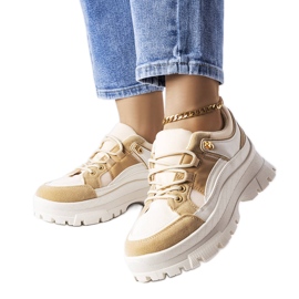 Via brune lavsålede sko med en beskytter beige