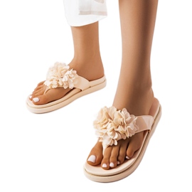 Beige flip-flops dekoreret med Caresse blomster