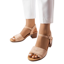 Beige sandaler med lav hæl fra Broom