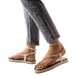 Beige sandaler dekoreret med en kæde fra Varieur