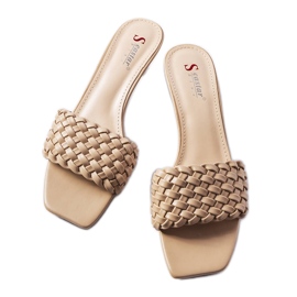Beige sandaler med lav hæl fra Burbank